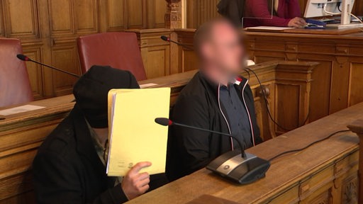 Zwei Angeklagte verpixelte Personen im Bremer Landgericht.