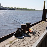 Angler an der Vegesacker Weserpromenade. 