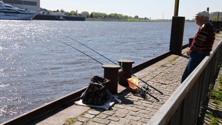 Angler an der Vegesacker Weserpromenade. 
