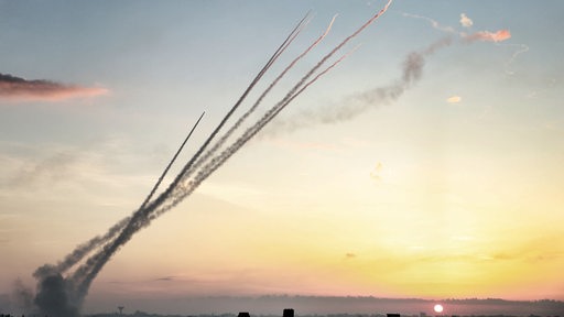 Am Himmel über der Stadt Rafah im südlichen Gazastreifen sind Raketen zu sehen, die aus dem Gazastreifen auf Israel abgefeuert wurden
