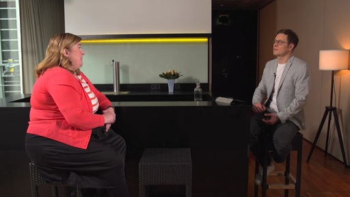 Zu sehen sind Felix Krömer und Anja Stahmann während eines Interviews.