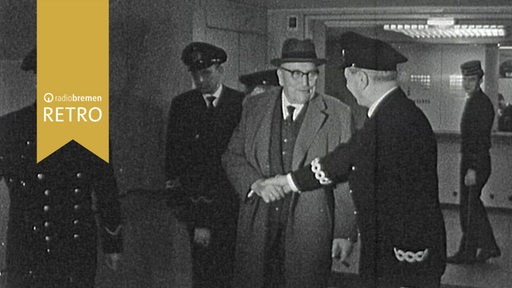 Wilhelm Kaisen verabschiedet sich von der Schiffs-Besatzung