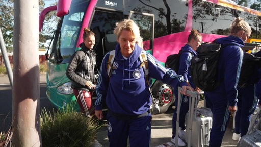Die Trainerin und Spielerinnen des DFB-Frauenteams steigen aus einem Bus aus