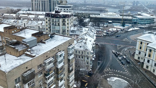Kiew im Frühjahr 2023: Vogelperspektive zeigt Hochhäuser und Straßen