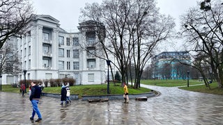 Kiew im Frühjahr 2023: nobles Stadthaus umringt von Bäumen mit breitem Vorplatz