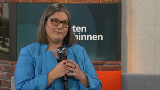Annabel Oelmann von der Verbraucherzentrale im Studiogespräch bei buten un binnen.