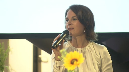 Die Außenministerin Annalena Baerbock hält eine Rede in Bremen.