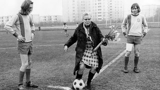 Annemarie Mevissen stößt ein Jugend-Fußballspiel an (1974)