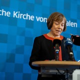 EKD-Ratsvorsitzende Annette Kurschus spricht bei einer persönlichen Erklärung zum Vorwurf von sexuell übergriffigem Verhalten eines früheren Kirchenmitarbeiters.