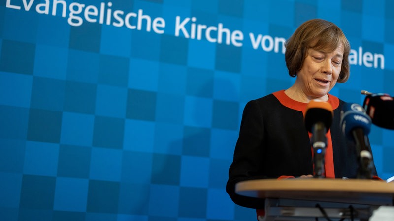 EKD-Ratsvorsitzende Annette Kurschus spricht bei einer persönlichen Erklärung zum Vorwurf von sexuell übergriffigem Verhalten eines früheren Kirchenmitarbeiters.