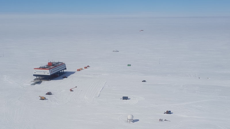 Blick von oben auf die Neumayer III, die Alfred-Wegener-Station in der Antarktis