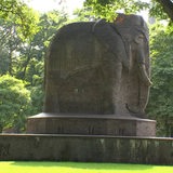 Das Antikolonialdenkmal in Form eines Elefanten aus Baackstein hinter dem bremer Hauptbahnhof.