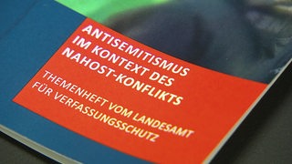 Eine Antisemitismus-Broschüre im Kontext des Nahost-Konflikts vom Landesamt für Verfassungsschutz.