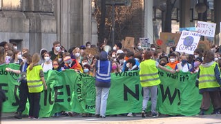 Menschen demonstrieren bei Fridays for Future in Bremen.