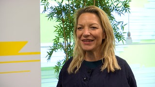 Eine Frau, Antje Boetius, blickt in eine Kamera.