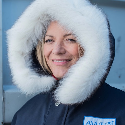 Antje Boetius in Polar-Jacke mit Fellkapuze