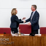 Frank Imhoff, Vorsitzender der Bremer CDU-Fraktion, gratuliert in der Bürgerschaft Antje Grotheer (SPD), die das Amt der Bürgerschaftspräsidentin von Imhoff übernimmt.