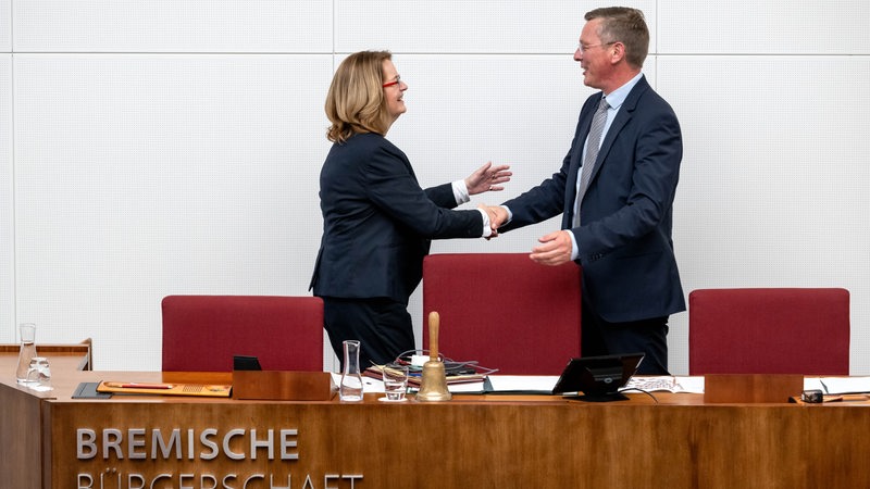 Frank Imhoff, Vorsitzender der Bremer CDU-Fraktion, gratuliert in der Bürgerschaft Antje Grotheer (SPD), die das Amt der Bürgerschaftspräsidentin von Imhoff übernimmt.