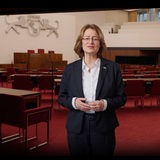 Antje Grotheer hält ihre Neujahrsansprache vor dem Plenarsaal der Bremischen Bürgerschaft
