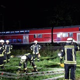 Die Feuerwehr evakuiert einen Zug in Apen, weil ein Baum in Folge eines Unwetters auf die Oberleitung gefallen ist.