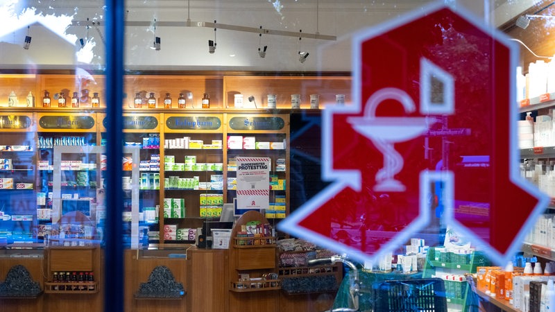 Ein Blick durch die Fensterscheibe einer Apotheke