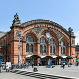 Der Hauptbahnhof in Bremen mit Bahnhofsvorplatz