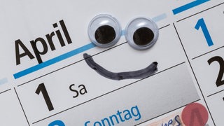 Ein Smiley auf einem Kalender am 1. April.
