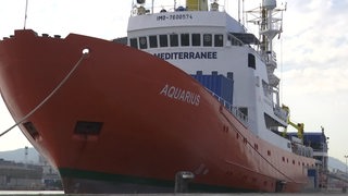 Das Schiff Aquarius, das gerade an einem Hafen anliegt
