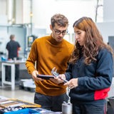 Ingenieure prüfen die Qualität eines Metallteils
