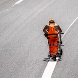 Ein Arbeiter markiert eine Fahrbahn