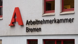 Logo am Gebäude der Arbeitnehmerkammer Bremen.