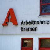 Das Foto zeigt den Schriftzug Arbeitnehmerkammer Bremen.