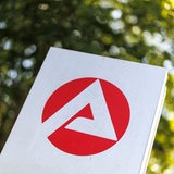 Das Logo der Agentur für Arbeit ist an einer Stele vor der Zentrale der Bundesagentur für Arbeit in Nürnberg zu sehen.