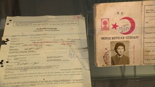 Der Arbeitsvertrag einer türkischen Gastarbeiterin, ausgestellt im Fockemuseum.
