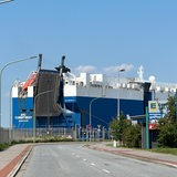 Am Ende einer Straße liegt ein Schiff.