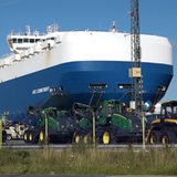 Blick auf ein blau-weißes Schiff, das an einem Pier liegt.