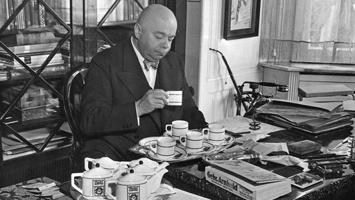 Ludwig Roselius am Schreibtisch bei einer Kaffeeprobe, zirka 1928