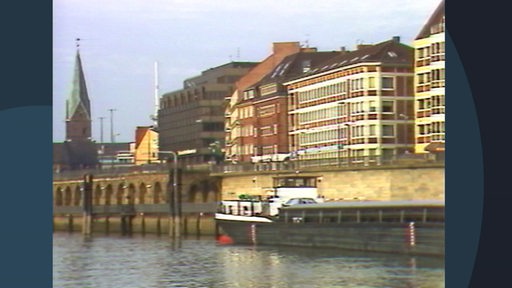 Archivbild: Ein Binnenschiff liegt am Tiefer in Bremen.