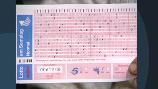 Ein Archivbild aus 1998 eines ausgefüllten Lottoscheins.