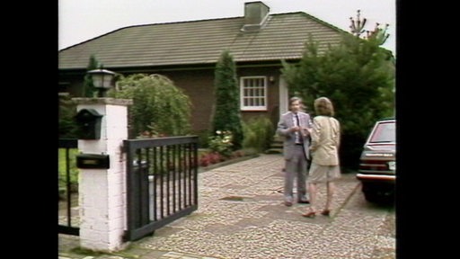 Ein Archivbild aus dem Jahr 1982 auf dem sich die Reporterin mit einem Bewohner des Dorfs Nartum vor seinem Haus unterhält.