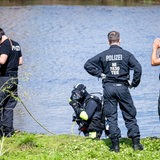 Ein Taucher der Polizei steigt in die Oste. 