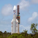 Die europäische Trägerrakete Ariane 5 steht am Weltraumbahnhof Kourou in Französisch-Guayana bereit.