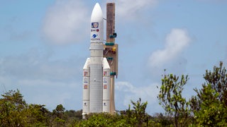 Die europäische Trägerrakete Ariane 5 steht am Weltraumbahnhof Kourou in Französisch-Guayana bereit.