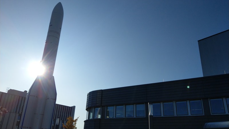Modell der Ariane 6-Rakete vor dem Bremer Werk