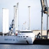 Das speziell für den Transport der neuen europäischen Trägerrakete Ariane 6 konzipierte Schiff "Canopee" liegt im Neustädter Hafen.