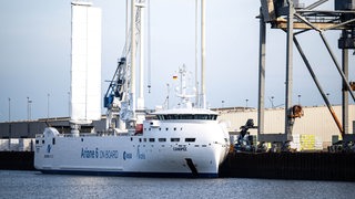 Das speziell für den Transport der neuen europäischen Trägerrakete Ariane 6 konzipierte Schiff "Canopee" liegt im Neustädter Hafen.