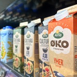 Milchtüten der Marke Arla in einem Supermarktregal.