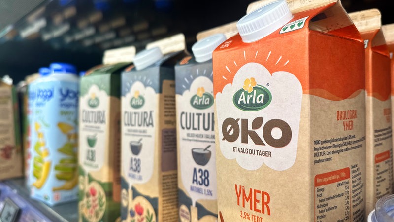 Milchtüten der Marke Arla in einem Supermarktregal.