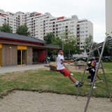 Kinder verschiedener Nationalitäten nutzen Spielplatz am Kinder- und Familienzentrum zwischen den Hochhäusern des Stadtteils Tenever am östlichen Stadtrand von Bremen.