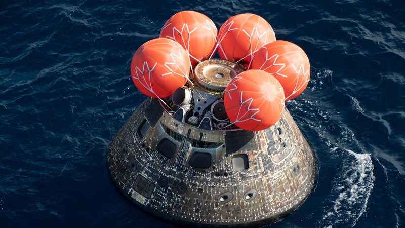 Die Orion-Kapsel nach ihrer Landung im pazifischen Ozean.